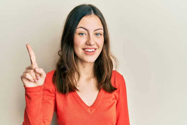 Mujer Morena Joven Con Ropa Casual Mostrando Apuntando Hacia Arriba —  Fotos de Stock