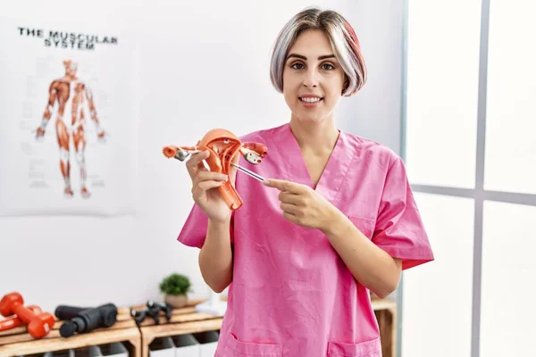 Молода Біла Жінка Гінеколог Тримає Анатомічну Модель Фаллопієвої Трубки Стоїть — стокове фото