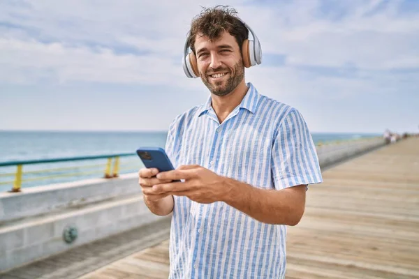 Genç Spanyol Gülümseyen Adam Gezinti Alanında Müzik Dinlemekten Mutlu Oluyor — Stok fotoğraf