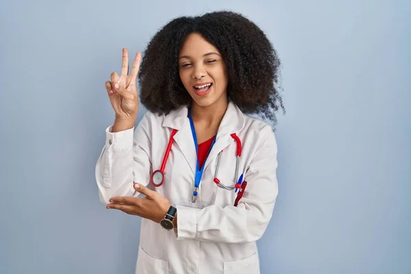 Die Junge Afroamerikanerin Arztuniform Und Stethoskop Lächelt Mit Glücklichem Gesicht — Stockfoto