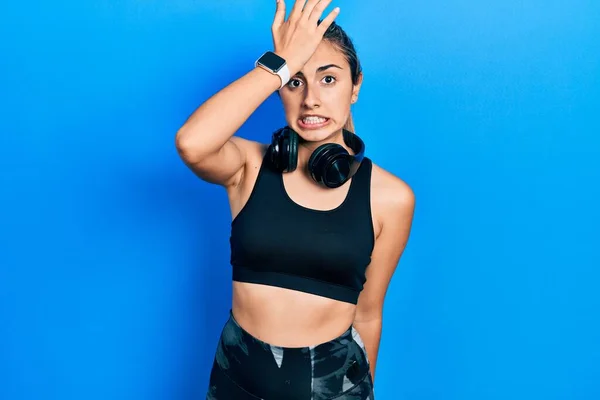 Hermosa Mujer Hispana Vistiendo Ropa Gimnasio Usando Auriculares Sorprendidos Con —  Fotos de Stock