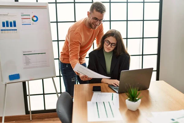 Dos Ejecutivos Negocios Caucásicos Trabajando Oficina —  Fotos de Stock