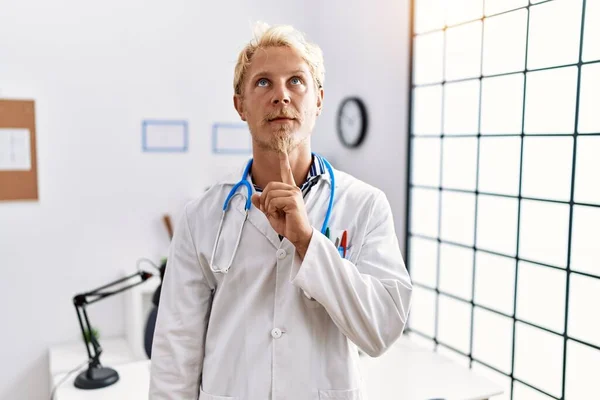 Jeune Homme Blond Portant Uniforme Médecin Stéthoscope Clinique Pensant Concentré — Photo
