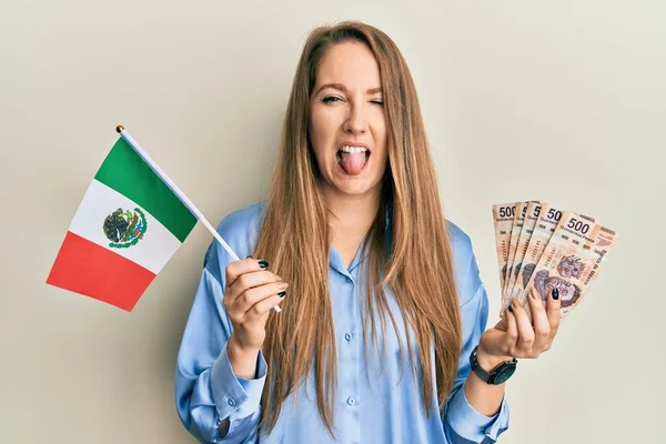 Joven Rubia Sosteniendo Bandera Mexicana Billetes Mexicanos Sacando Lengua Feliz — Foto de Stock
