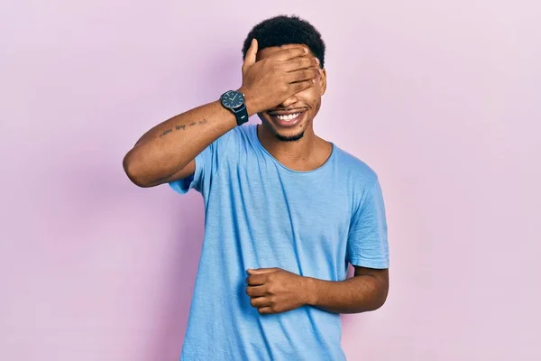 Młody Afrykański Amerykanin Luźnej Niebieskiej Koszulce Uśmiechający Się Śmiejący Ręką — Zdjęcie stockowe