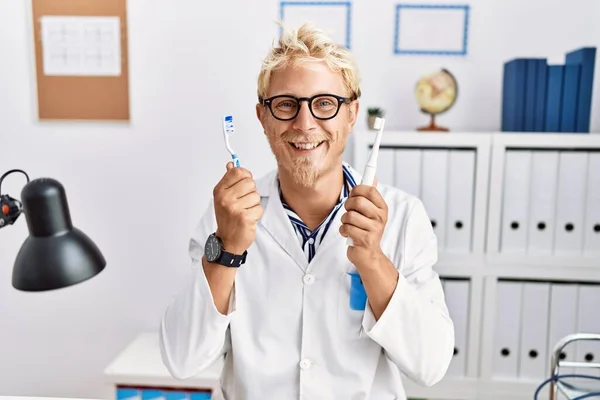 Jeune Homme Blond Travaillant Clinique Dentaire Tenant Une Brosse Dents — Photo
