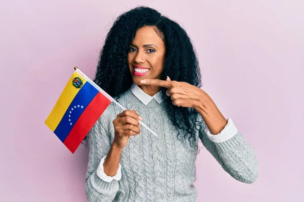 Afrikanische Amerikanerin Mittleren Alters Hält Venezuelanische Flagge Und Lächelt Glücklich — Stockfoto