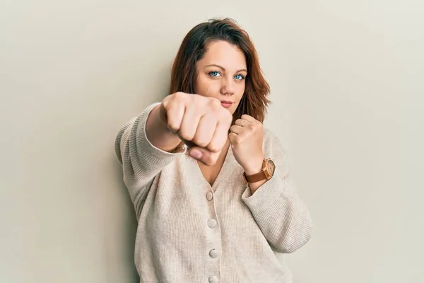 Mujer Caucásica Joven Con Ropa Casual Puñetazos Puño Para Luchar — Foto de Stock