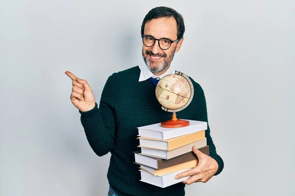 Homem Hispânico Meia Idade Formou Geografia Sorrindo Feliz Apontando Com — Fotografia de Stock