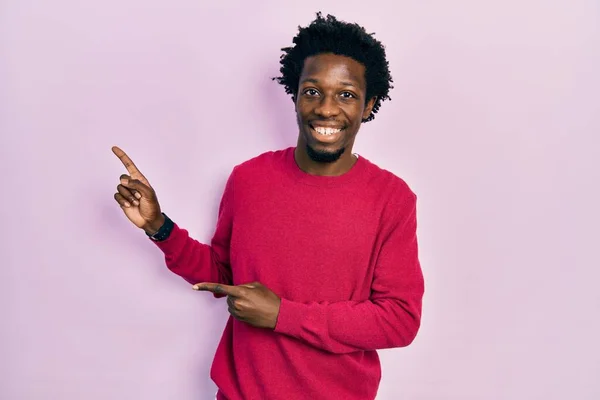 Genç Afro Amerikalı Sıradan Kıyafetler Giyen Gülümseyen Kameraya Bakan Iki — Stok fotoğraf