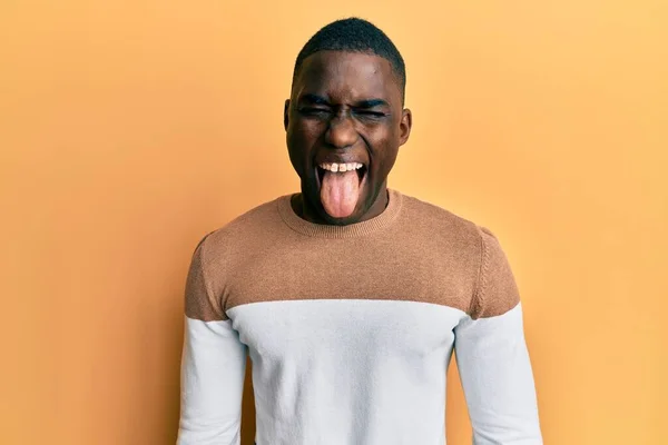 Junger Afrikanisch Amerikanischer Mann Lässiger Kleidung Streckt Die Zunge Fröhlich — Stockfoto