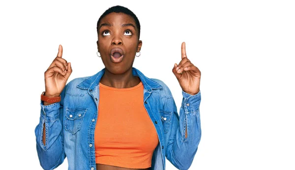 Young African American Woman Wearing Casual Clothes Amazed Surprised Looking — Stock Photo, Image