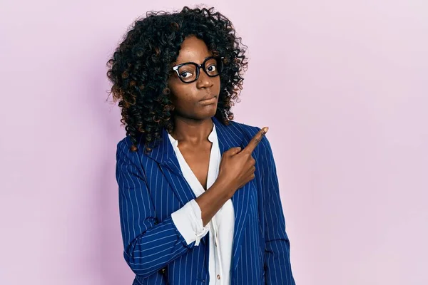 Молода Афроамериканка Діловому Одязі Окулярах Вказують Пальцем Бік Показує Рекламу — стокове фото