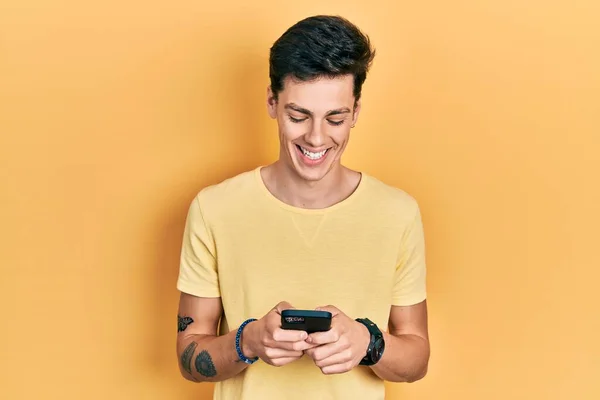 Giovane Uomo Ispanico Utilizzando Smartphone Digitando Messaggio Sorridente Ridendo Forte — Foto Stock