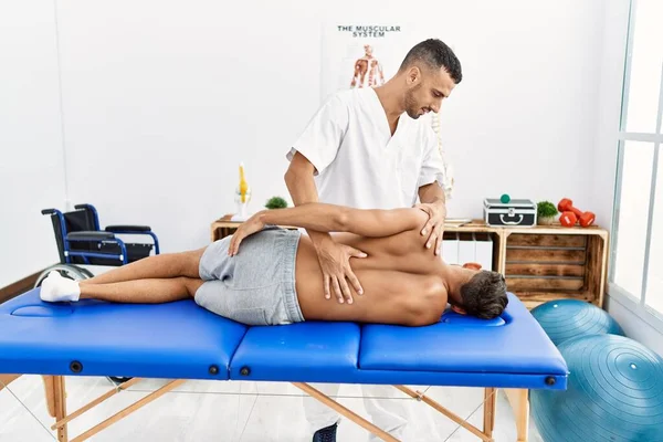 Dos Hombres Hispanos Fisioterapeuta Paciente Que Tienen Sesión Rehabilitación Masajeando — Foto de Stock