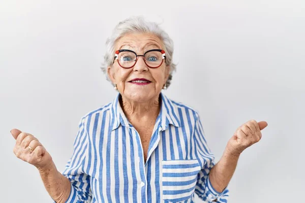 Seniorin Mit Grauen Haaren Steht Vor Weißem Hintergrund Und Feiert — Stockfoto