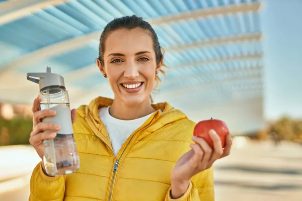 Ung Latinamerikansk Flicka Dricka Flaska Vatten Och Äta Äpple Staden — Stockfoto