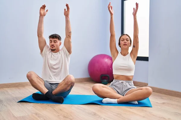 Ung Man Och Kvinna Par Tränar Yoga Motion Sportcenter — Stockfoto
