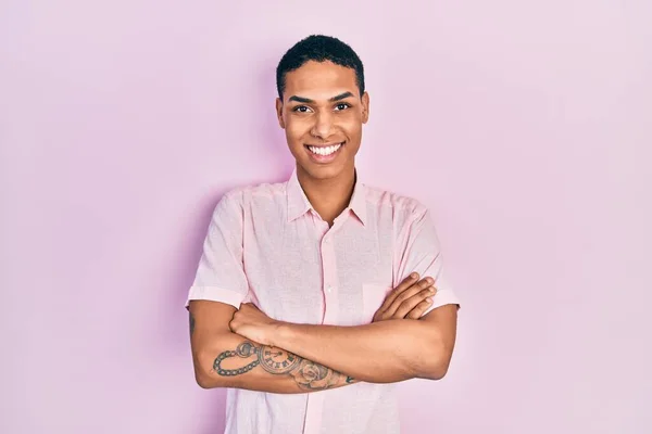 Jovem Afro Americano Vestindo Roupas Casuais Rosto Feliz Sorrindo Com — Fotografia de Stock