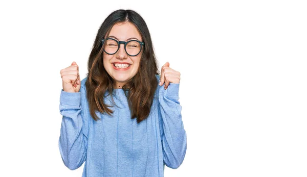 Ung Vacker Kvinna Bär Casual Kläder Och Glasögon Glada För — Stockfoto