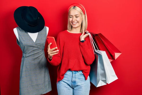 Beautiful Blonde Woman Holding Shopping Bags Smartphone Smiling Happy Cool — 图库照片