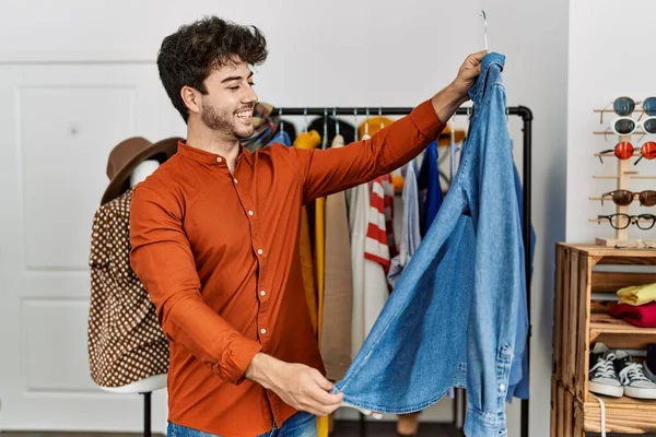 Joven Cliente Hispano Sonriendo Feliz Sosteniendo Percha Con Camisa Tienda — Foto de Stock