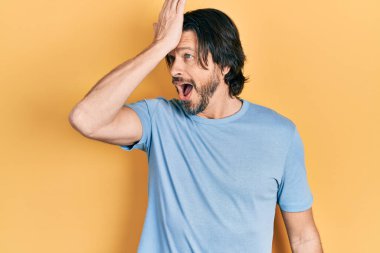 Orta yaşlı, günlük giysiler giyen beyaz bir adam. Hatayla el ele tutuşup şaşırdı. Hatayı hatırla. Unuttum, kötü hafıza kavramı. 