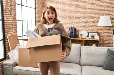 Genç, güzel bir kadın yeni evine taşınıyor. Çılgınca ve başarıyı kutluyor. Gözleri açık, heyecanlı bir şekilde haykırıyor.. 