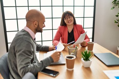 Ofiste çalışırken gülümseyen iki İspanyol iş adamı..
