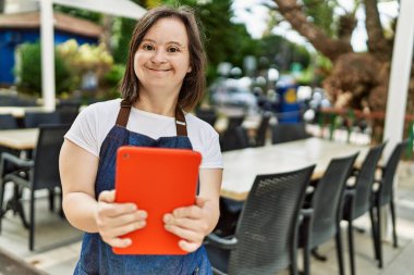 Tabletini kullanan güzel bir kadının portresi. 