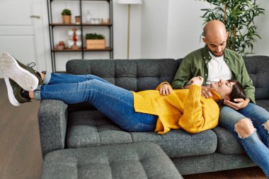 Genç İspanyol çift evdeki kanepede rahatça oturuyor..