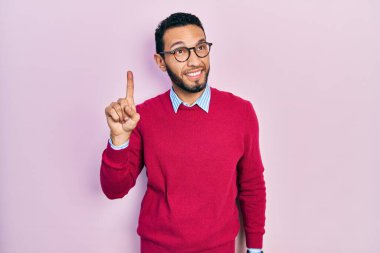 Sakallı, iş gömleği giyen ve gözlüklü bir İspanyol başarılı bir fikri işaret ediyor. Heyecanlı ve mutlu. Bir numara.. 