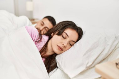 Genç İspanyol çift evde yatakta uyuyor..