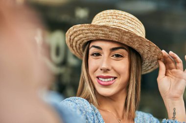 Gülümseyen bir İspanyol kadın şehrin kamerasında selfie çekerken mutlu oluyor..