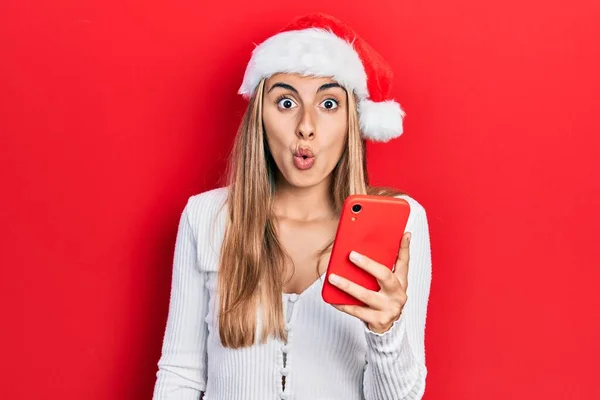Krásná Hispánská Žena Nosí Vánoční Klobouk Drží Smartphone Vyděšený Ohromený — Stock fotografie