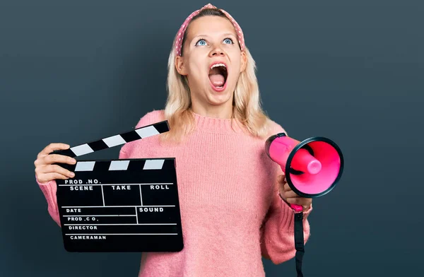 Kafkasyalı Genç Bir Kadın Elinde Video Film Seti Megafon Tutuyordu — Stok fotoğraf