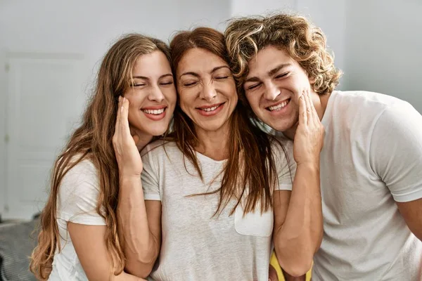 Moeder Paar Glimlachend Zelfverzekerd Knuffelend Elkaar Thuis Staand — Stockfoto