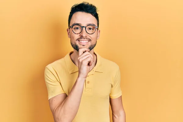 Jonge Latijns Amerikaanse Man Met Casual Kleding Bril Die Zelfverzekerd — Stockfoto