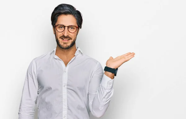 Ung Latinamerikan Man Bär Business Shirt Och Glasögon Ler Glad — Stockfoto