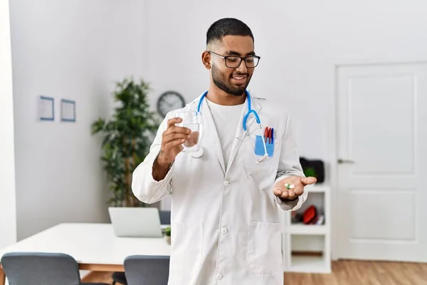 Junger Arabischer Mann Arztuniform Hält Tabletten Klinik — Stockfoto