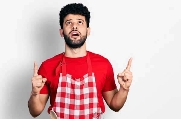 Young Arab Man Beard Wearing Cook Apron Amazed Surprised Looking — Stock Photo, Image