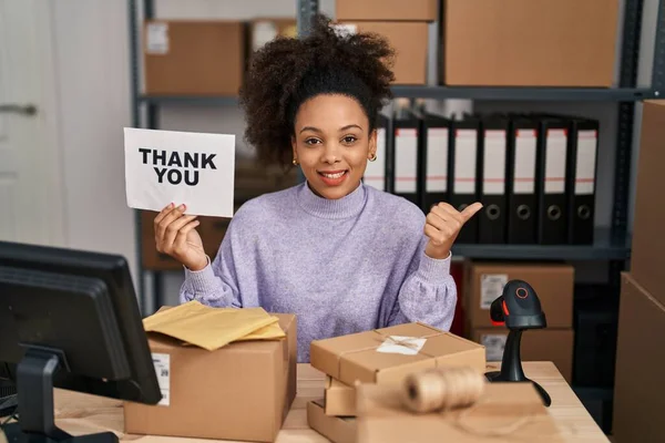 Young African American Woman Working Small Business Ecommerce Holding Thank — стоковое фото