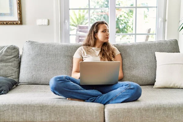 Vacker Ung Brunett Kvinna Sitter Soffan Med Hjälp Datorn Laptop — Stockfoto