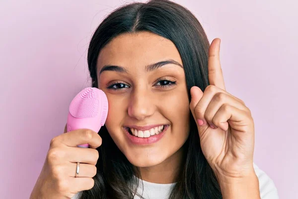 Junge Hispanische Frau Mit Gesichtspeeling Reiniger Lächelnd Mit Einer Idee — Stockfoto