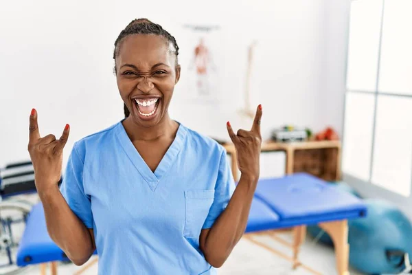 Чорна Жінка Косами Працюють Клініці Відновлення Болю Кричить Божевільним Виразом — стокове фото