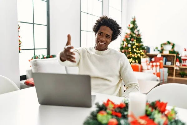 Молодий Афроамериканець Користуючись Ноутбуком Сидить Столі Усміхаючись Приязно Вітаючись Пропонуючи — стокове фото