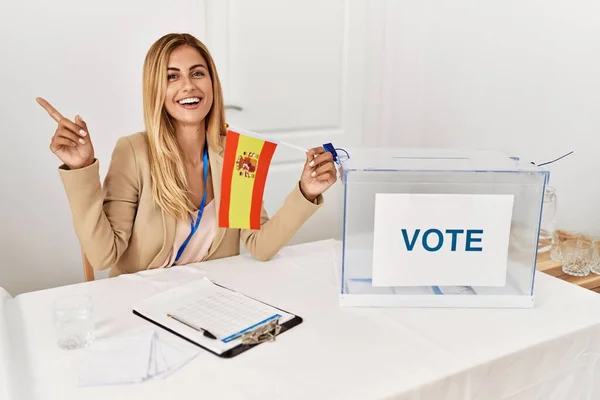 Блондинка Красива Молода Жінка Політичних Виборах Тримає Прапор Іспанії Посміхаючись — стокове фото