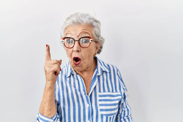 Starsza Kobieta Siwymi Włosami Stojąca Białym Tle Wskazująca Palcem Udany — Zdjęcie stockowe