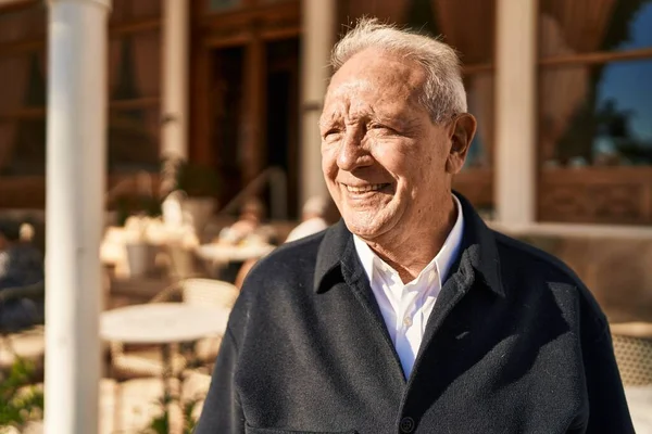 Hombre Mayor Sonriendo Confiado Pie Calle — Foto de Stock