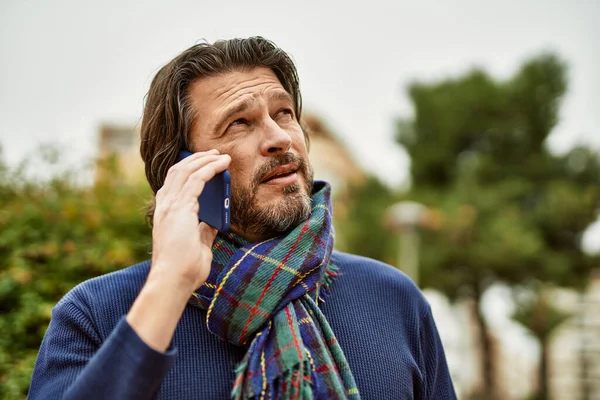 Orta Yaşlı Yakışıklı Adam Parkta Dışarıda Telefonla Konuşuyor — Stok fotoğraf